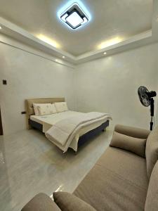 ein Schlafzimmer mit einem Bett und einem Sofa in der Unterkunft Mountain View in Binangonan