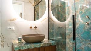bagno con lavabo e doccia di Aries Suite Pompei a Pompei