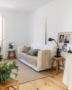 un soggiorno con divano bianco e tavolo di Loft in the city a Madrid