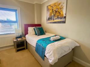 1 dormitorio con 2 camas y una foto en la pared en City Centre Convenient Contractor Stay With Free Parking and Free Wifi en Bedford
