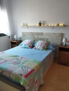 デルテブレにあるAncoraのベッドルーム1室(青いシーツと枕のベッド1台付)