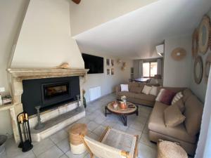 ヴァルレアスにあるDrome provençale maison familiale calme dans villageの暖炉付きのリビングルームのオーバーヘッドビュー