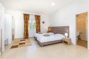 um quarto com 2 camas e um chuveiro em Apartments Lustica em Tivat
