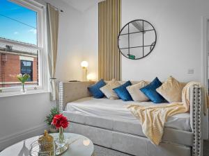 een woonkamer met een bed en een raam bij Preston Serviced Apartment - Estatevision in Preston