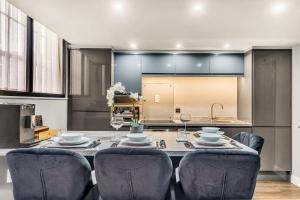 Köök või kööginurk majutusasutuses Luxe NY Loft-Style - Central Birmingham - 2BR - Lush Green Oasis