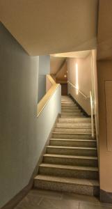 una rampa di scale in un edificio di Bloom Apartment a Pero