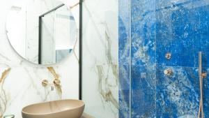 bagno con servizi igienici e specchio di Aries Suite Pompei a Pompei