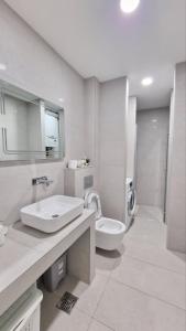 Ένα μπάνιο στο Apartment 501 +30 φωτογραφίες