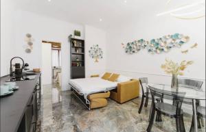 uma sala de estar com uma cama e uma mesa em Pav Suite Rome em Roma