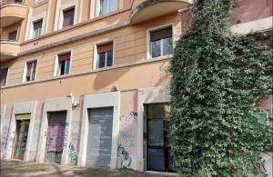 um edifício com uma hera a crescer ao lado dele em Pav Suite Rome em Roma
