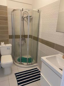 Um banheiro em Modern Apartment in Pafos Near the Sea