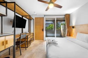 1 dormitorio con cama y escritorio en Hacienda Santa Barbara by Homi Rent, en El Jacal