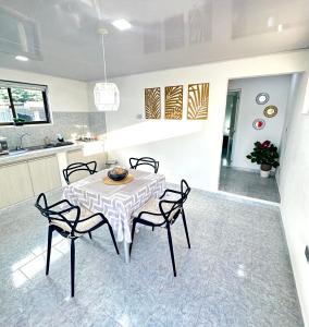 a kitchen with a table and chairs in a room at Posada Lkjay Providencia Isla in Providencia