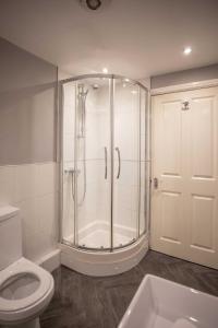 een badkamer met een douche en een toilet bij Regent House in Thirsk