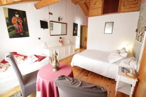 a bedroom with two beds and a table in a room at La Casa del Agua 56 in Ampuero