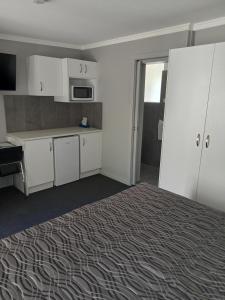 Kuchyň nebo kuchyňský kout v ubytování Solomon Inn Motel Figtree