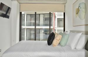 En eller flere senge i et værelse på Cozy Stays Cayala Apartments (401)