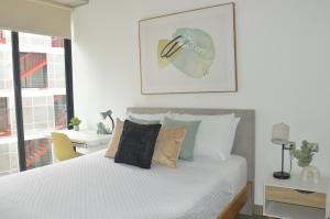 En eller flere senge i et værelse på Cozy Stays Cayala Apartments (401)
