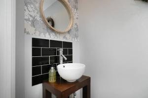baño con lavabo y espejo en Detached house with BIG monthly discount!, en Peterborough