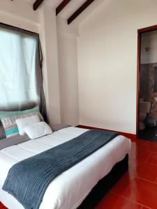 Een bed of bedden in een kamer bij Apartamento Turístico Villa de Leyva