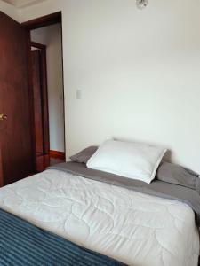 Een bed of bedden in een kamer bij Apartamento Turístico Villa de Leyva