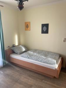 a bedroom with a bed in the corner of a room at Landgasthof - Braukeller - Fattigau in Oberkotzau