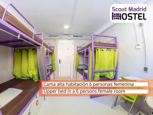 マドリードにあるスカウトマドリードホステルの二段ベッド2組が備わる客室です。