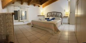 a bedroom with a bed and a window at Anna Appartamento Vacanze in Monticelli Brusati