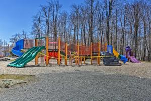 - une aire de jeux colorée dans un parc dans l'établissement Tobyhanna Abode with Golf and Pool Access!, à Tobyhanna
