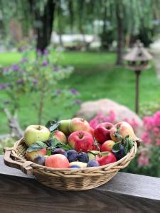 una cesta de manzanas y otras frutas sobre una mesa en Ferienwohnung in Schmargendorf bei Angermünde, en Angermünde