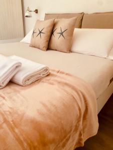 un letto con due cuscini con stelle sopra di Stella Marina Luxury a Polignano a Mare