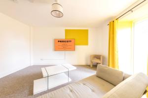 Postel nebo postele na pokoji v ubytování Breakfast at Tiffany's Two Bedroom Apartment-FREE PARKING