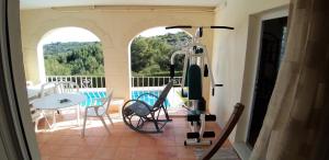 een kamer met een balkon met een tafel en stoelen bij Apartamento Coral in Denia