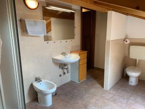 een badkamer met een wastafel en een toilet bij B&B La Salina in Cannuzzo