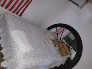 a bed in a room with an american flag at Hostal mar in Sonsonate
