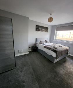 Una cama o camas en una habitación de FM Homes & Apartments 3 Bedroom House Motherwell