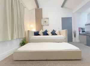 1 dormitorio con 2 camas en una habitación en Preston Serviced Apartment - Estatevision, en Preston