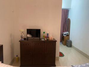 a room with a tv on top of a cabinet at Cozy Ac Private bedroom Gulshan 1 - 6km Airport in Dhaka