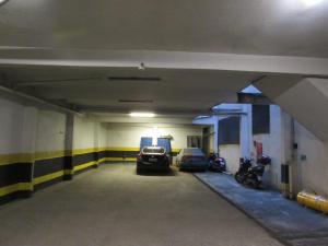 un garaje con dos coches aparcados en él en Hotel Paramount - São Paulo - Próximo a 25 de Março, Brás e Bom Retiro "Garanta já sua hospedagem" en São Paulo