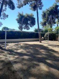 una valla en un parque con palmeras al fondo en Special Complex Sol Cambrils, en Cambrils
