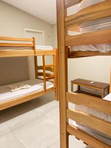 מיטה או מיטות קומותיים בחדר ב-Bangalô Dunas