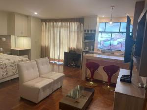 uma sala de estar com um sofá, uma cama e uma mesa em FLAT AMOBLADO EN PUEBLO LIBRE - LIMA - PERÚ em Lima