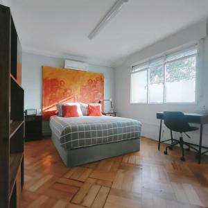 1 dormitorio con cama y escritorio. en Mahatma Hostel, en Santiago