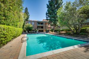 Bazén v ubytování Granada Hills Condo with Community Pool and Workspace nebo v jeho okolí