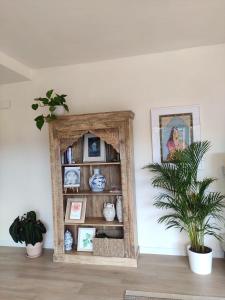 a mirror in a room with vases and a plant at Bonita casa blanca en el bosque. in Córdoba