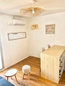 a room with a table and chairs and a ceiling at Studio Chaleureux au Cap d’Agde in Cap d'Agde