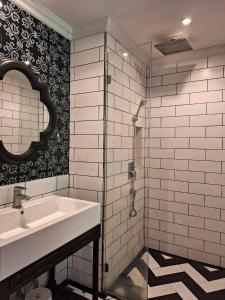 ein Badezimmer mit Waschbecken und Dusche in der Unterkunft Venetian Signature Condo Resort Pattaya in Jomtien Beach