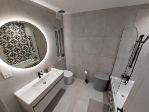 Koupelna v ubytování Modern 3BD Apartment with Spacious Balcony & Outside Furniture - Marsalforn Bay