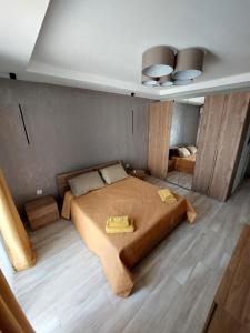 - une chambre avec un grand lit dans l'établissement Serenity Apartment, à Marsalforn