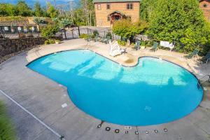 una vista aérea de una gran piscina azul en Mountain Rendezvous, en Gatlinburg